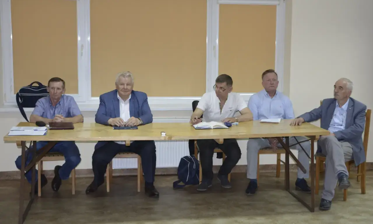 niezadowoleni członkowie spółdzielni na zebraniu