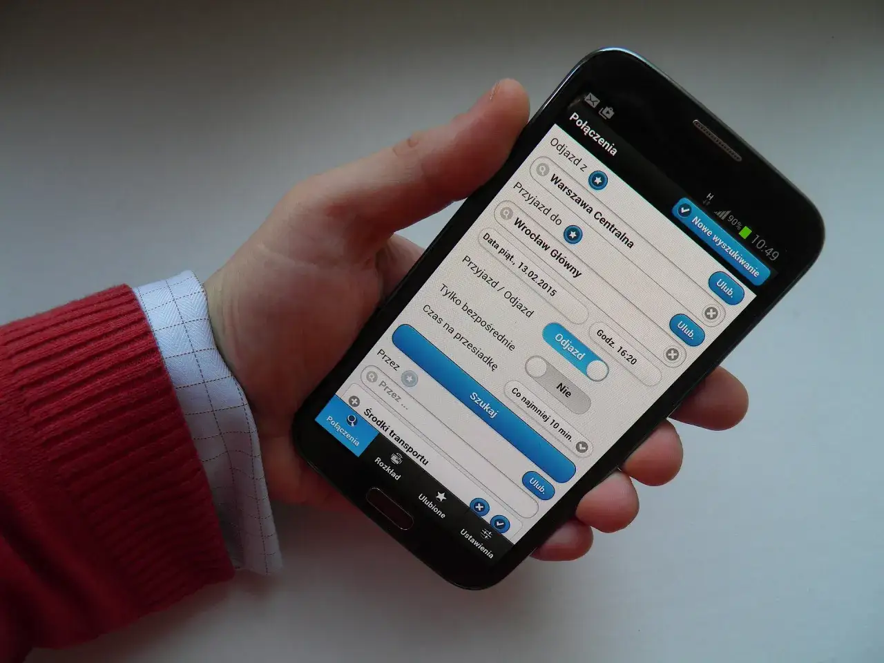 Sprawdzam gdzie sprawdzić opóźnienia pociągu na telefonie. Aplikacja pokazuje połączenia z Warszawy Centralnej do Wrocławia Głównego.