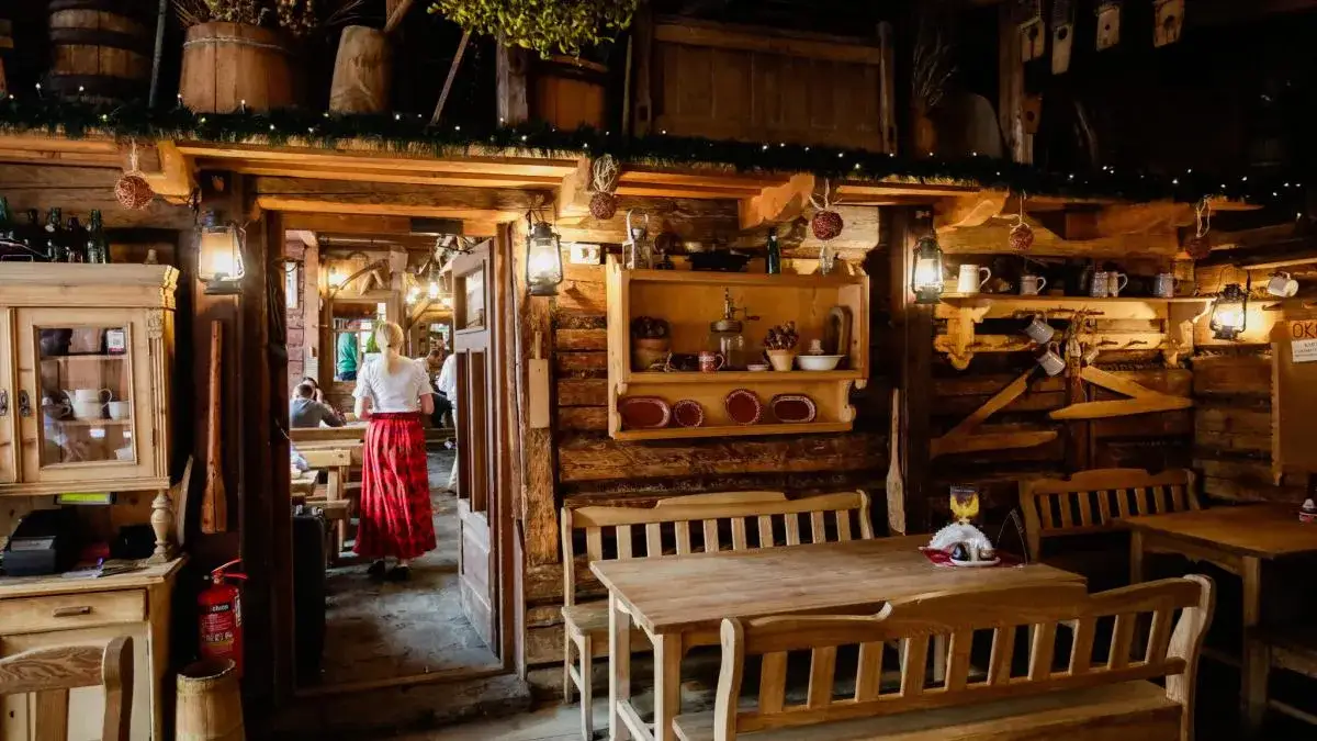 Tradycyjna karczma Zakopane wnętrze, góralskie jedzenie