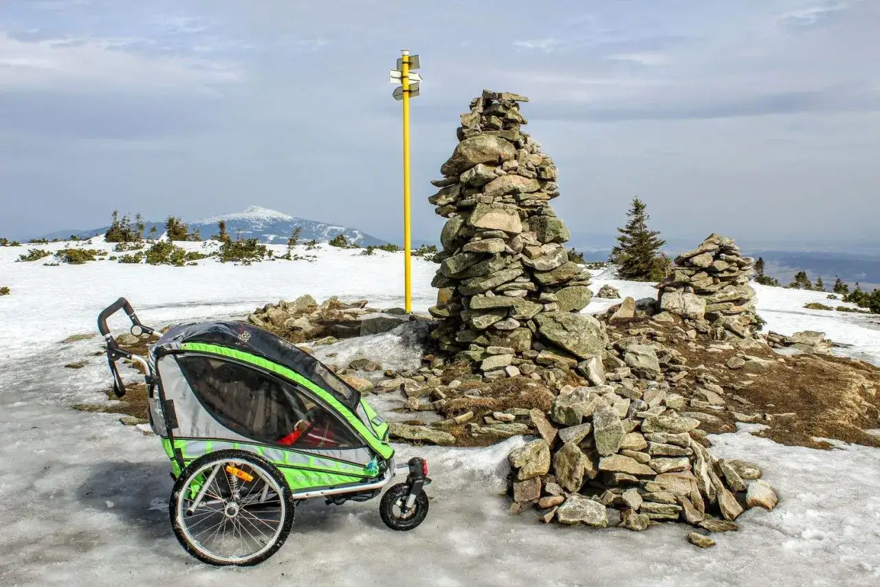 Rodzina z dziećmi w Beskidach, widok na g&oacute;ry