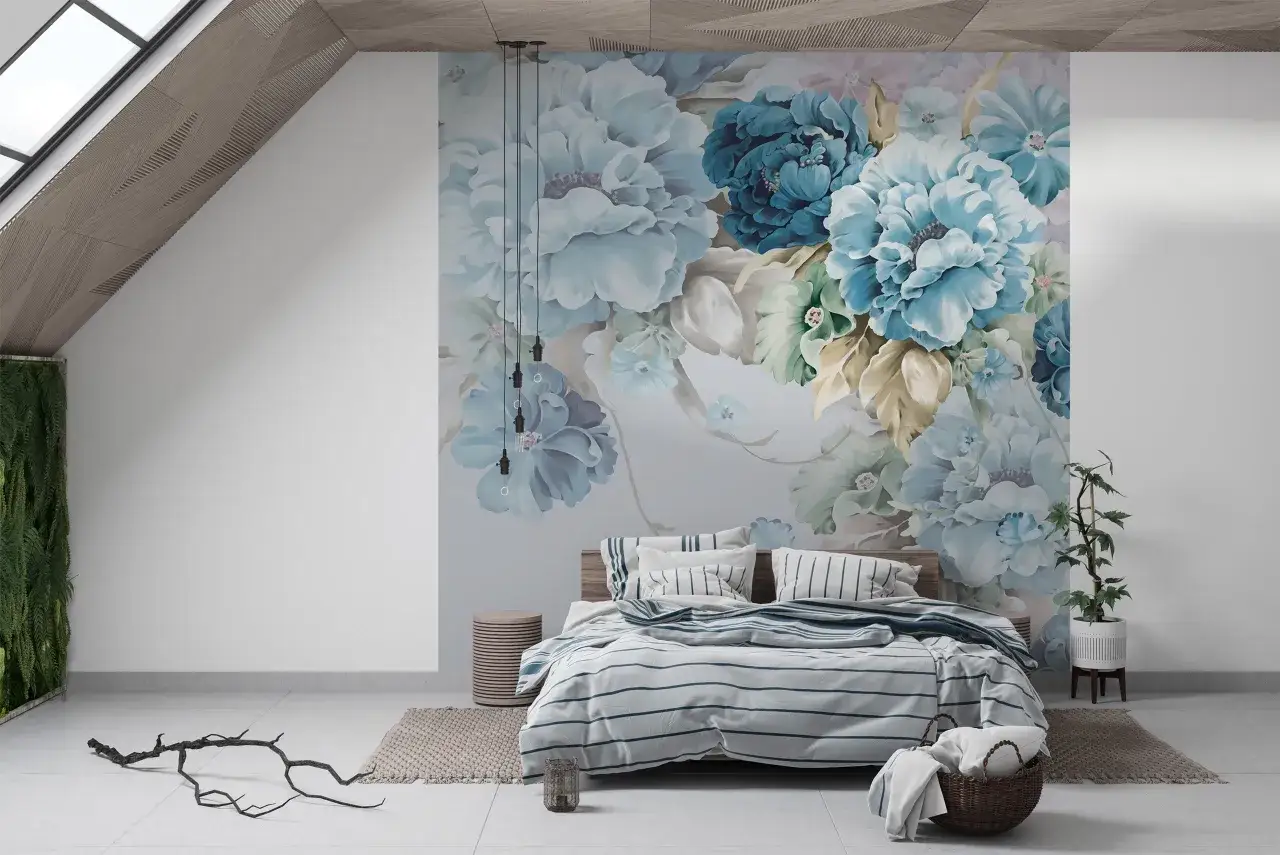 Sypialnia z łóżkiem i tapetą wypukłą w błękitne kwiaty. Drewniany sufit i okno dachowe dodają przytulności.