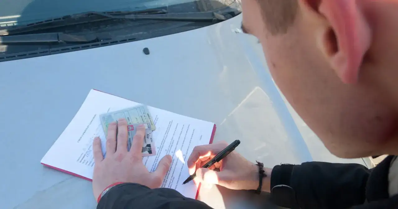 Podpisanie umowy kupna-sprzedaży auta używanego to pierwszy krok. Sprawdź, co zrobić po zakupie auta używanego, by wszystko było legalne.