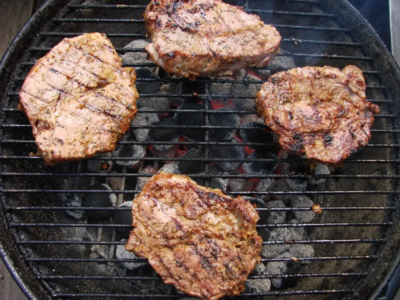 Zdjęcie Jak długo piec karkówkę na grillu, aby uniknąć suchego mięsa?