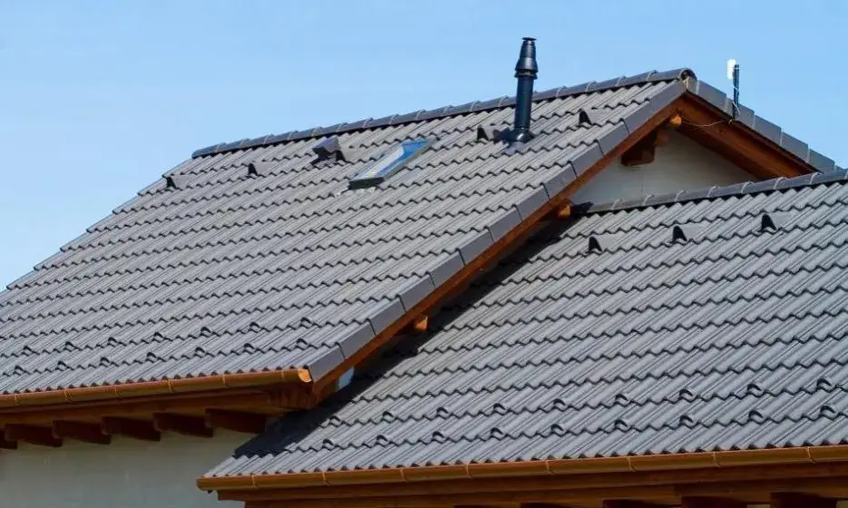 Zdjęcie Blachodachówka czy dachówka ceramiczna: porównanie cen i opłacalności