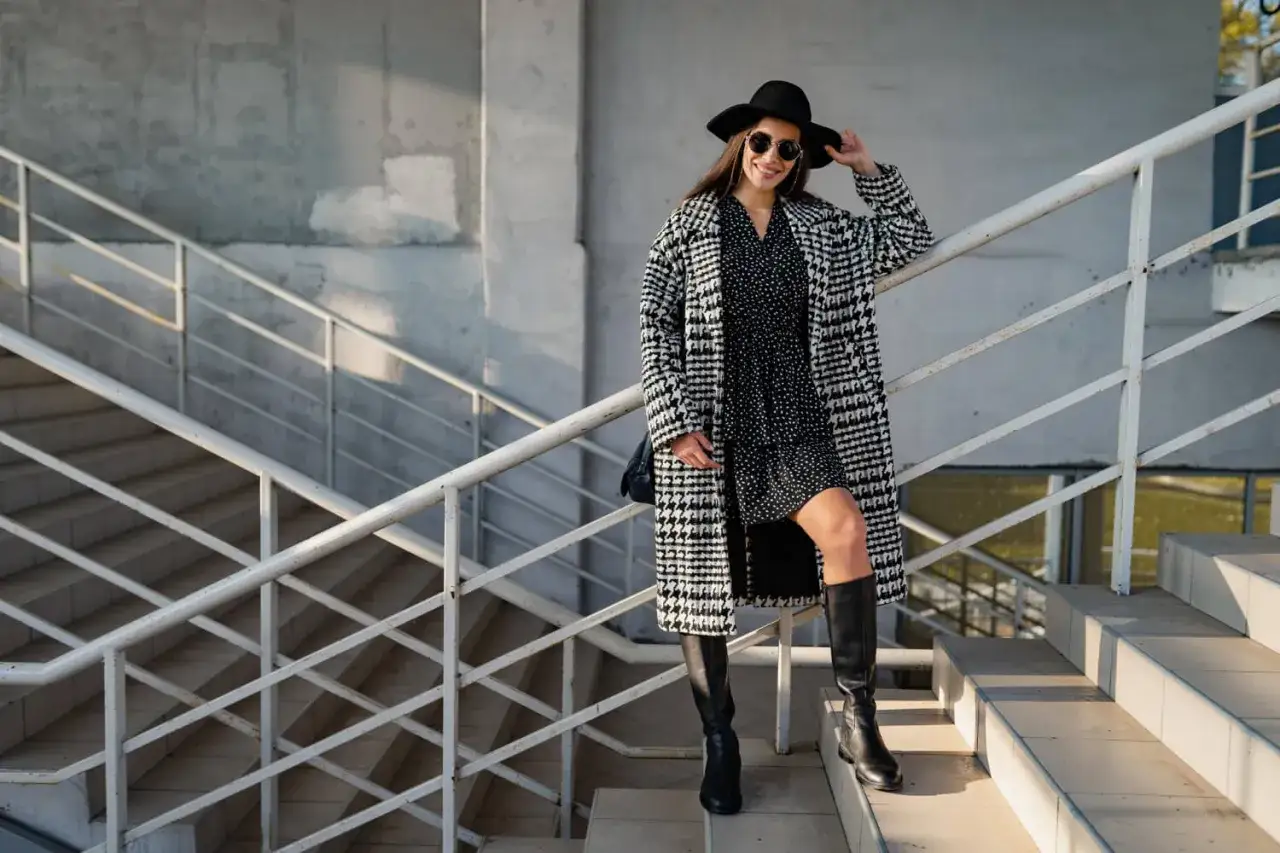 Zdjęcie Jakie buty do czarnego płaszcza? 7 stylowych propozycji na każdą okazję
