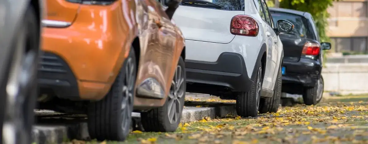 Zdjęcie Jaki mandat za parkowanie na chodniku? Sprawdź kary i przepisy