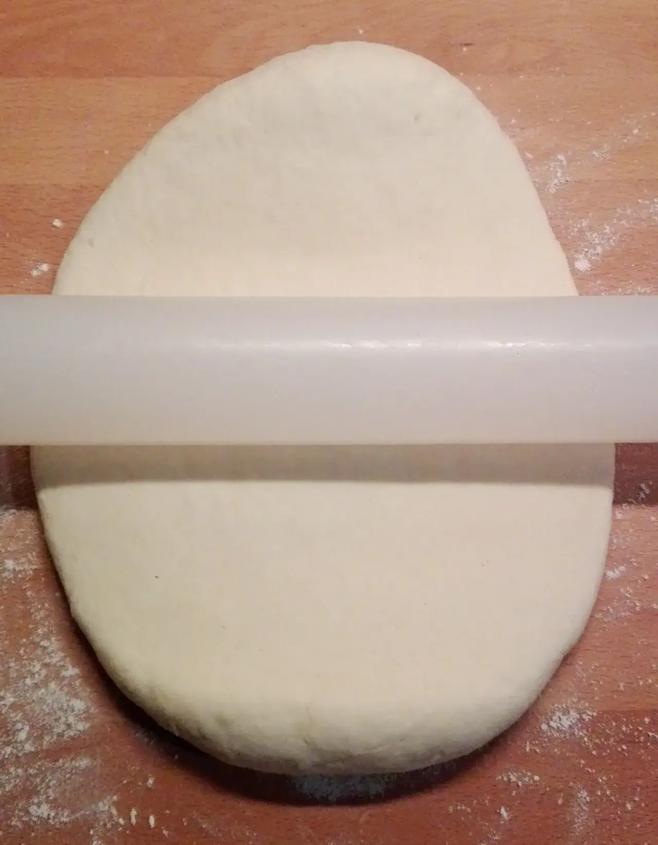 Zdjęcie Pyszne ciasto do pizzy z mlekiem i jajkiem – idealne na każdą okazję