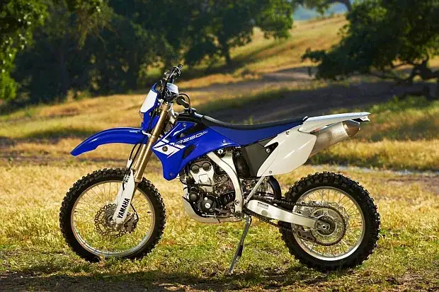 Zdjęcie Cross czy enduro do lasu - który motocykl lepiej sprawdzi się w terenie?