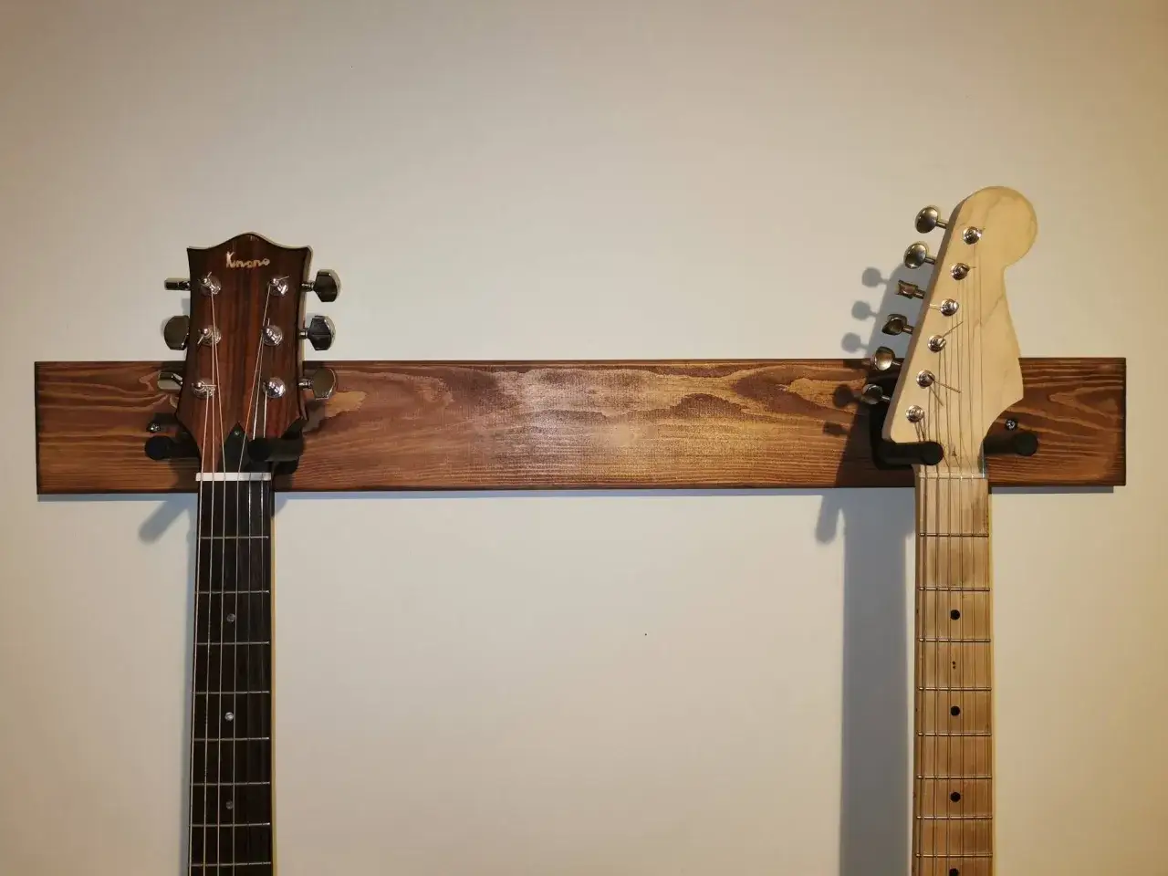 Zdjęcie Jak powiesić gitarę na ścianie bez ryzyka uszkodzenia instrumentu