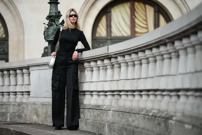 Zdjęcie Jaką bluzkę wybrać do czarnych spodni, aby wyglądać stylowo?