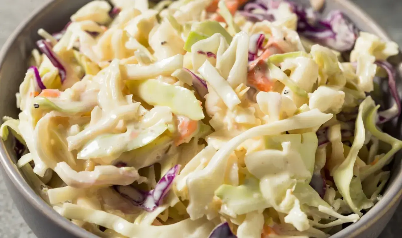 Zdjęcie Surówka z białej kapusty jak na weselu - prosty przepis na smakowity dodatek