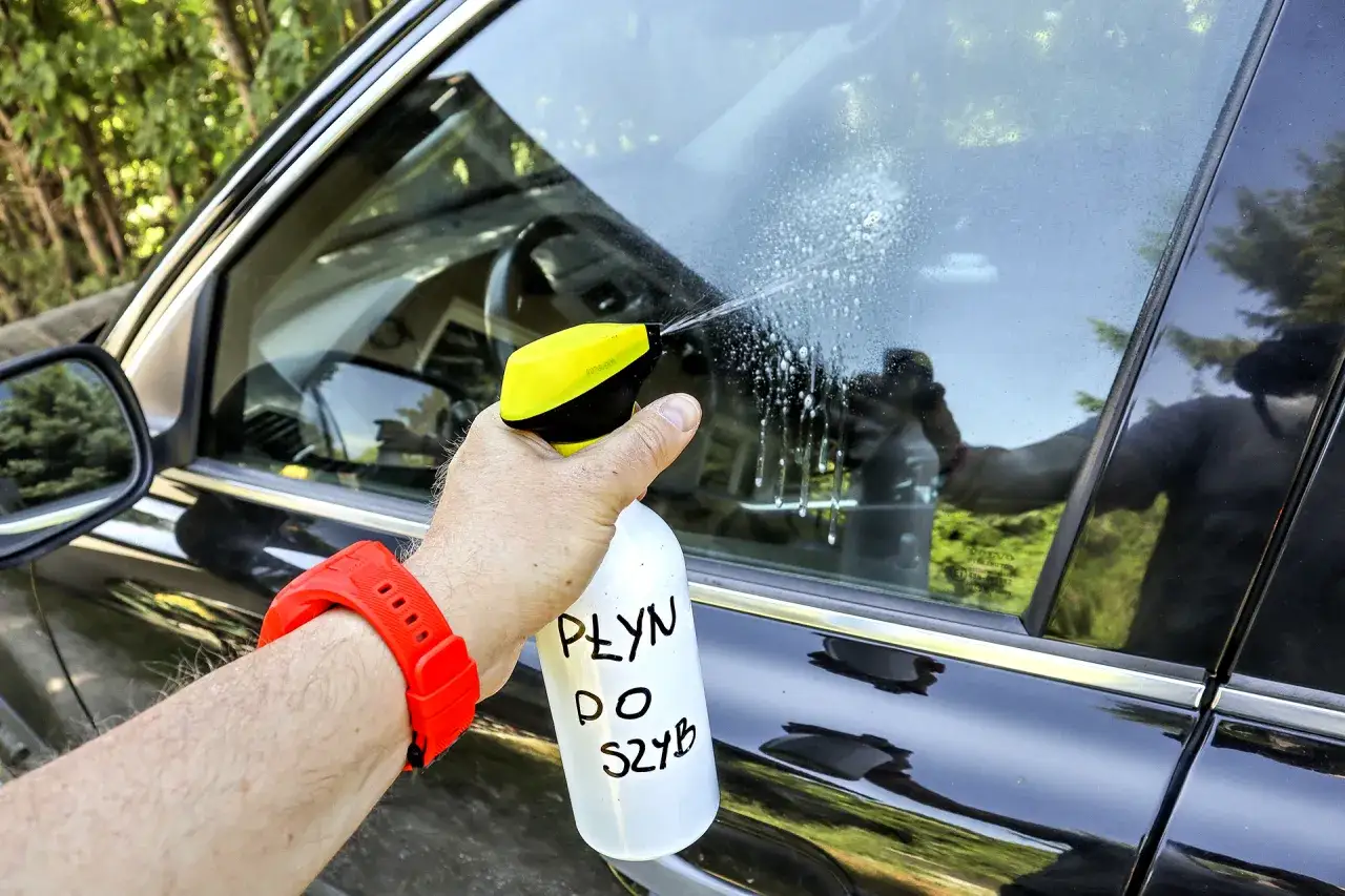 Zdjęcie Skuteczne metody usuwania żywicy z szyby samochodowej bez zarysowań