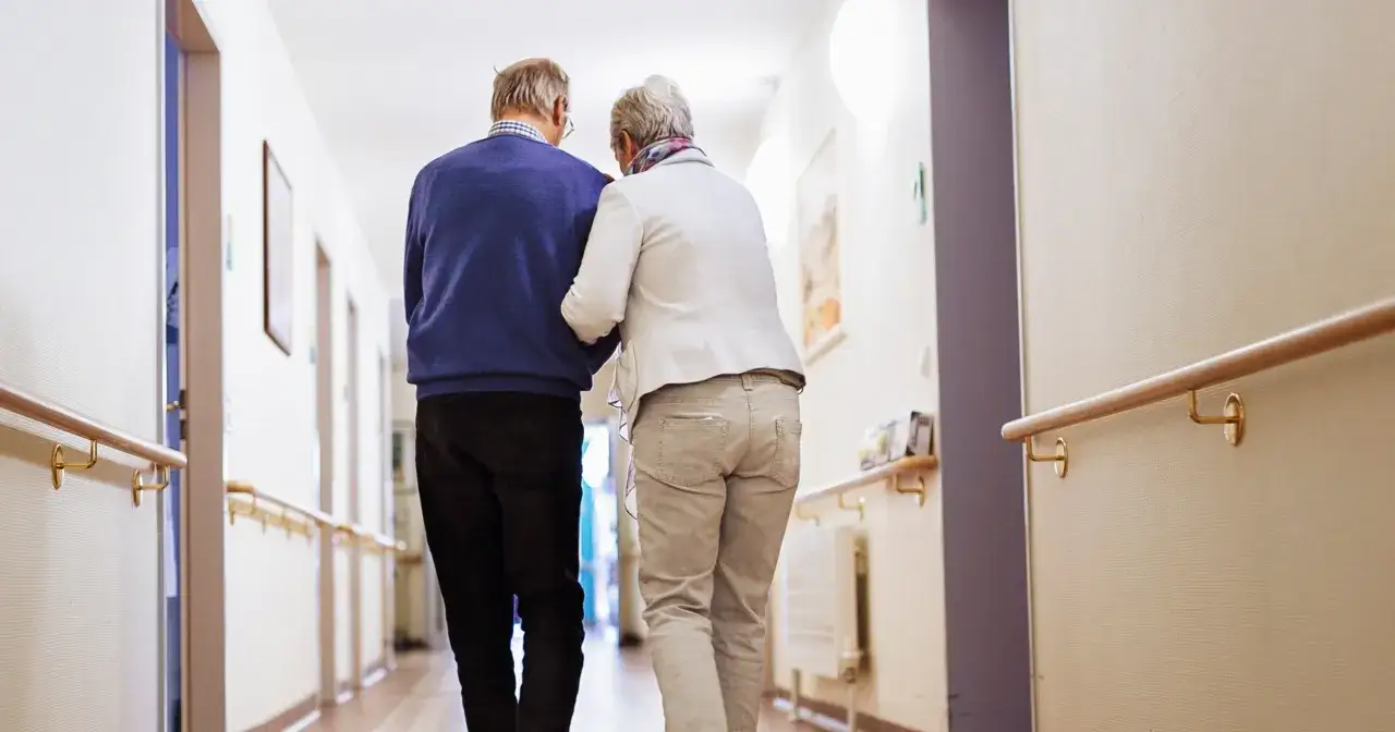 Zdjęcie Czy opieka nad starszą osobą wlicza się do lat pracy? Sprawdź to!