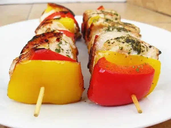 Zdjęcie Ile kcal ma szaszłyk z grilla? Sprawdź kalorie i wybierz zdrowo