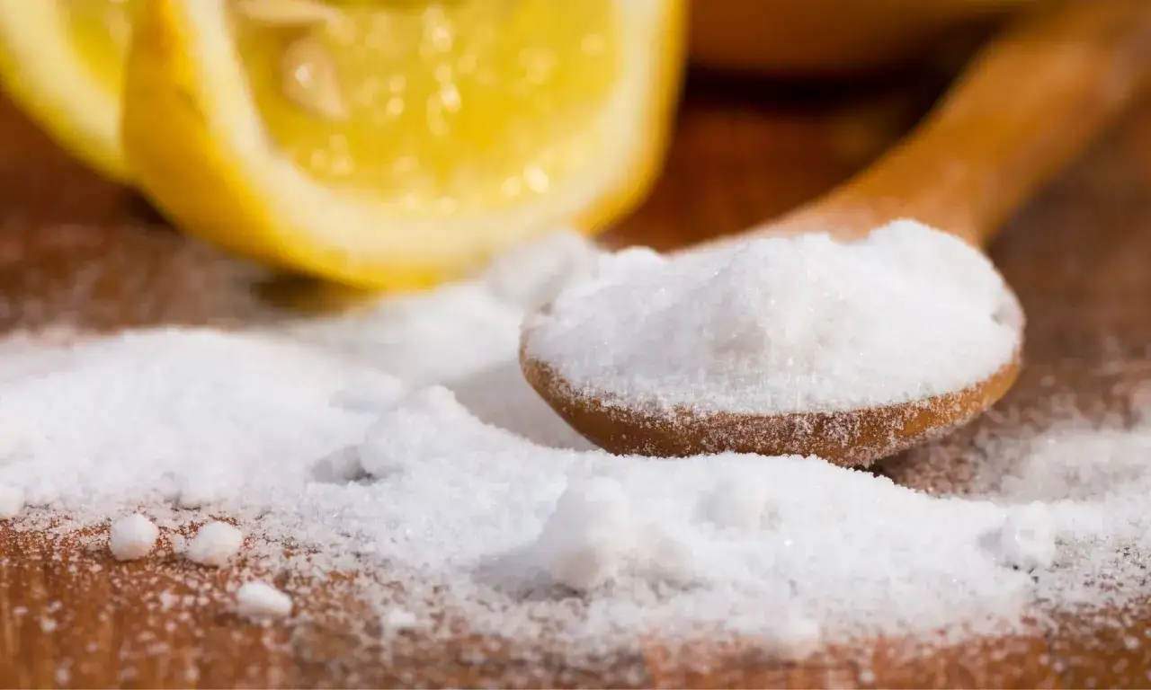 Zdjęcie Jak odetkać zlew proszkiem do pieczenia i uniknąć kosztownych napraw