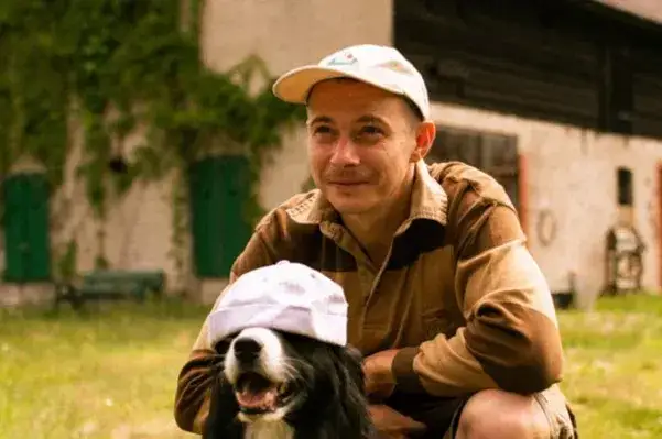 Zdjęcie Jak prać czapki z daszkiem, aby ich nie zniszczyć i zachować kształt