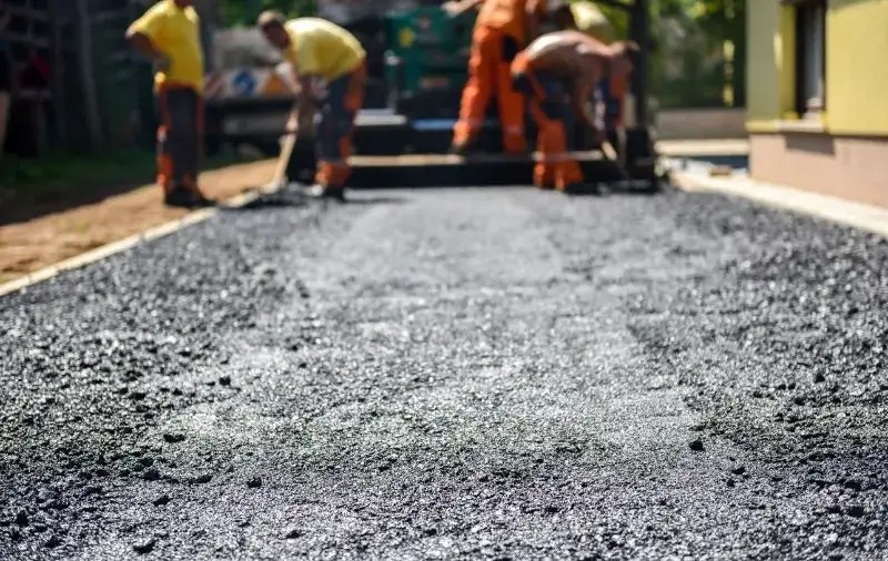 Zdjęcie Ile kosztuje asfalt na podjazd? Odkryj ukryte koszty i porady