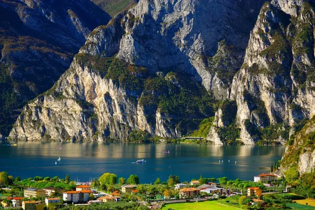 Zdjęcie Atrakcje jeziora Garda - odkryj najlepsze miejsca i aktywności