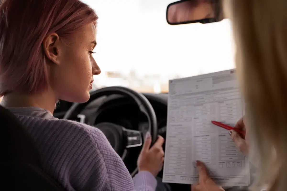 Zdjęcie Ile kosztuje kurs prawa jazdy kat B? Sprawdź ceny i lokalizacje