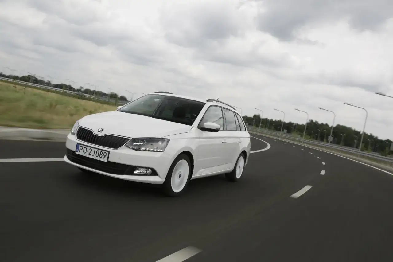 Zdjęcie Z jaką prędkością może jechać autokar na różnych drogach w Polsce?