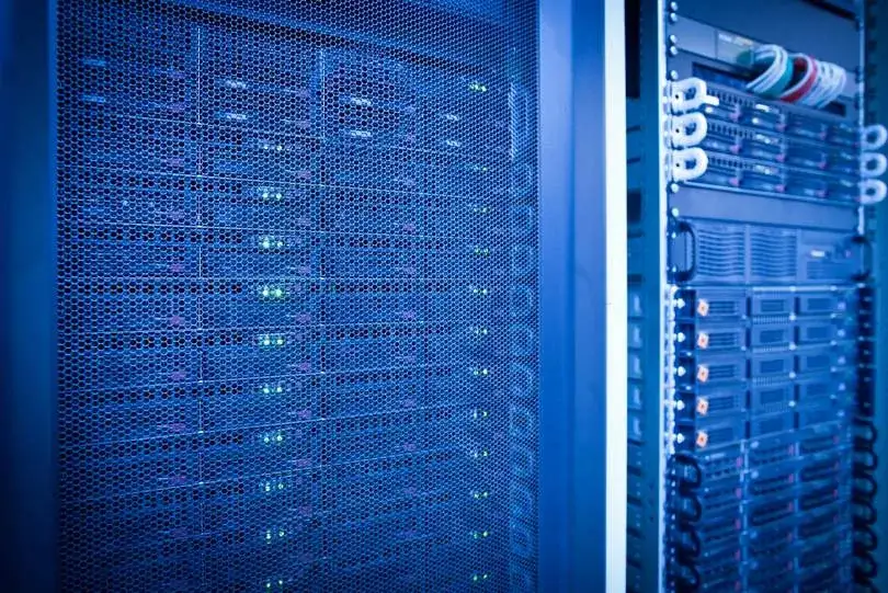 Zdjęcie Jak układać kable w szafie rack, aby uniknąć bałaganu i problemów