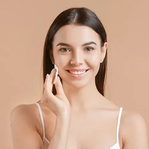 Zdjęcie Czym zmywać makijaż, aby uniknąć podrażnień i zatykania porów?