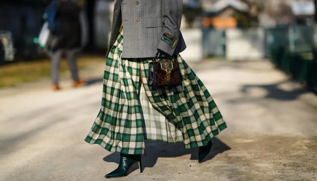 Kratka na spódniczce i marynarce to dowód, że spódniczki w kratkę są modne. Stylowa torebka Gucci dopełnia całość.