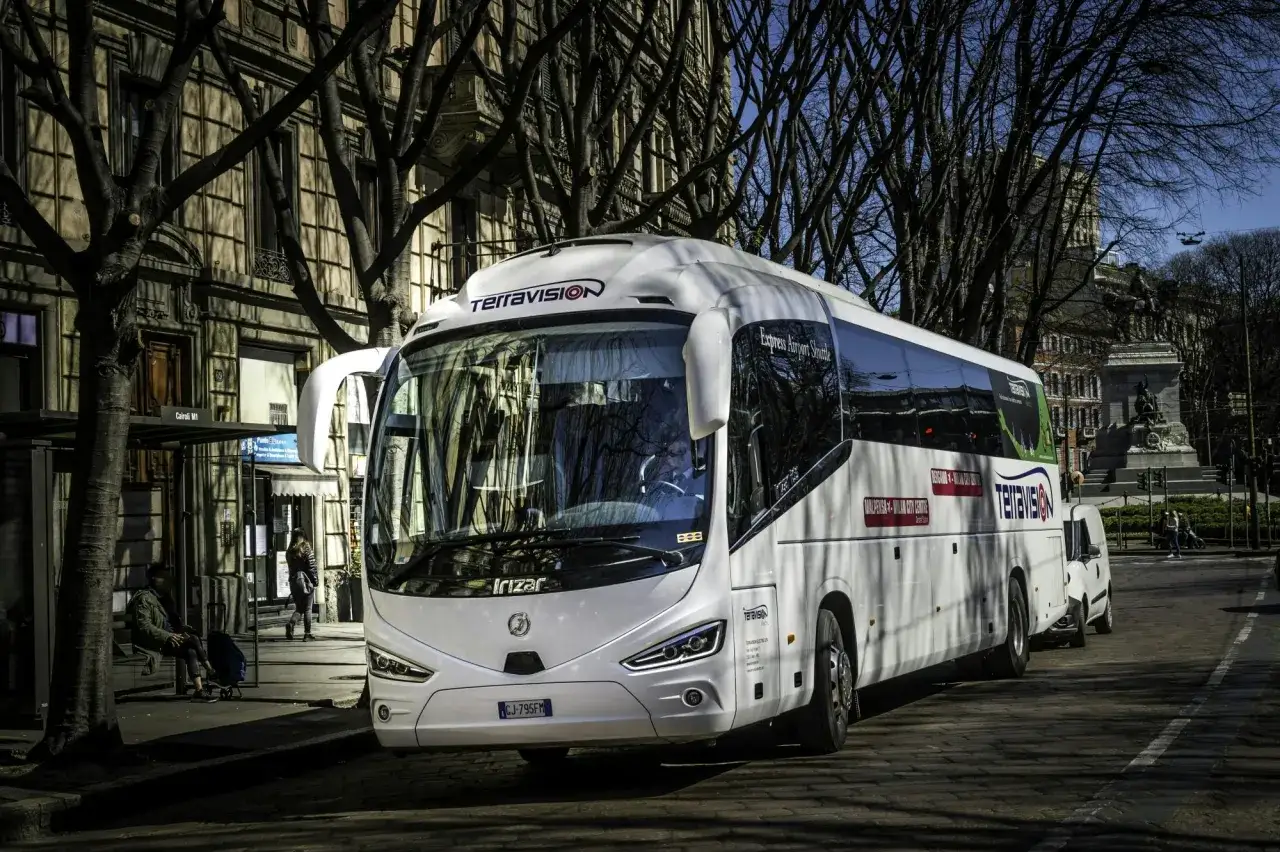 Biały autokar Terravision na ulicy w Mediolanie, gotowy do podr&oacute;ży z Malpensy do centrum.