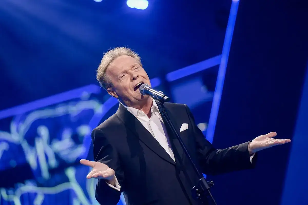 Michał Bajor uśmiechnięty na scenie