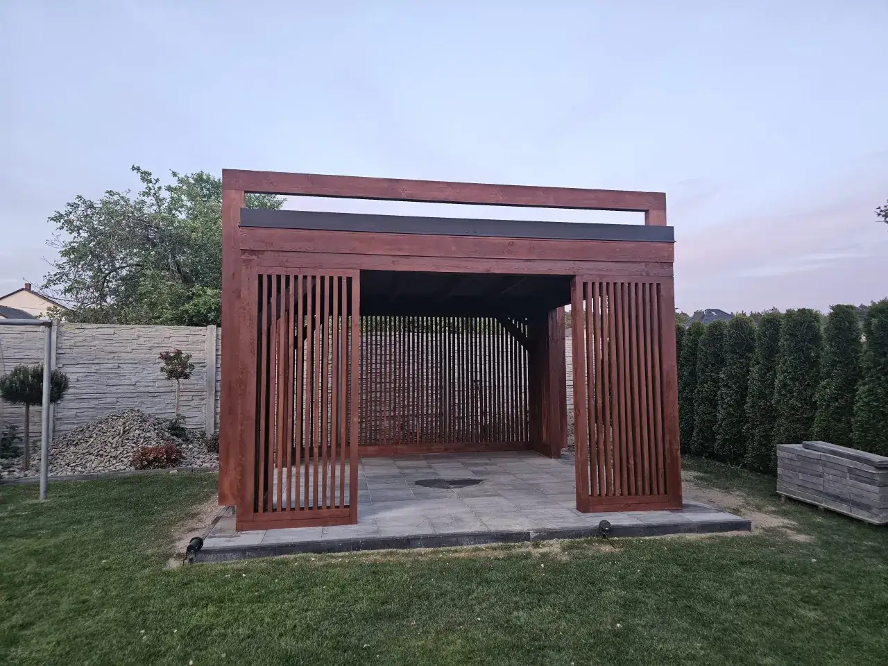 Nowa altana z drewnianą podłogą z płytek. Zobacz, jak zrobić podłogę w altanie, by była trwała i estetyczna.