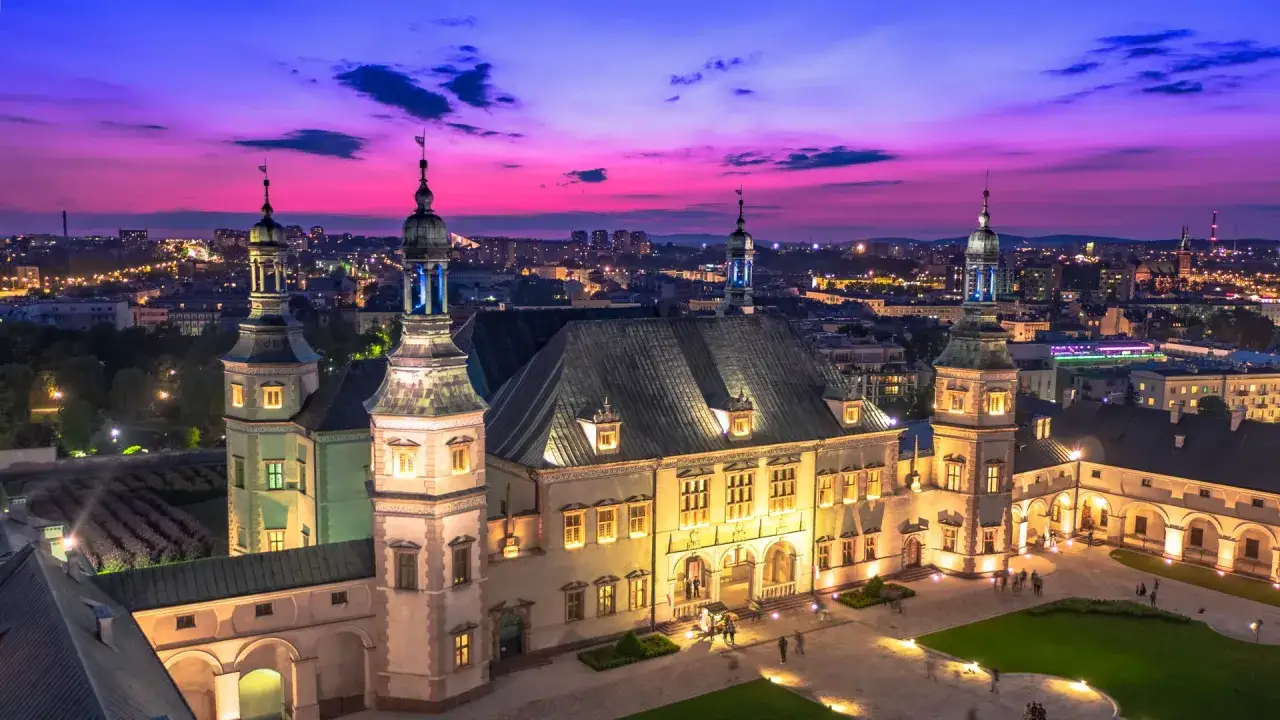 Pałac Biskupów Krakowskich w Kielcach nocą, z fioletowo-różowym niebem. Idealne miejsce na wieczorne kielce atrakcje dla dorosłych.