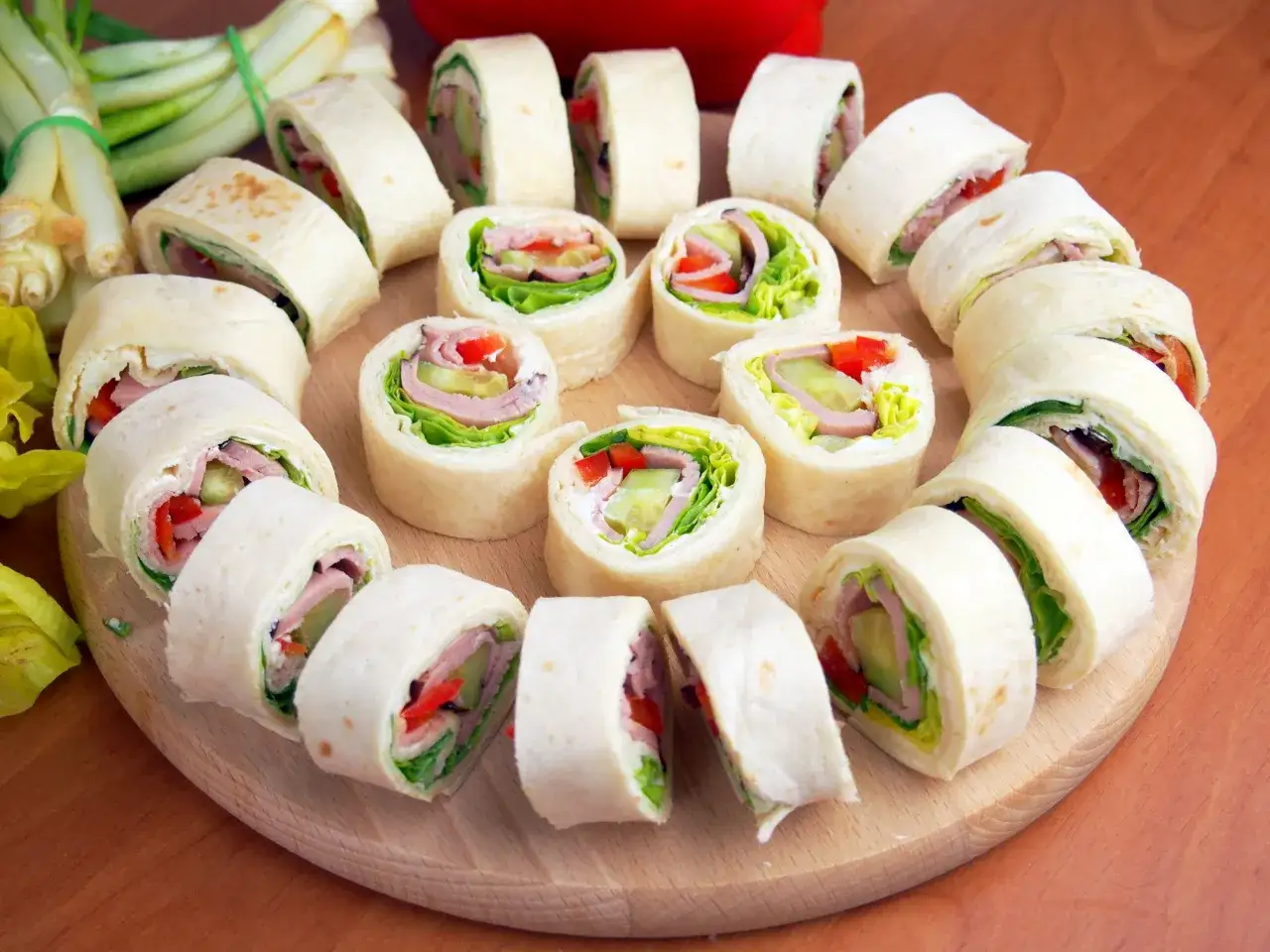 Roladki z tortilli z szynką, serem, sałatą i warzywami to prosty sposób, jak przygotować tortille na zimno.