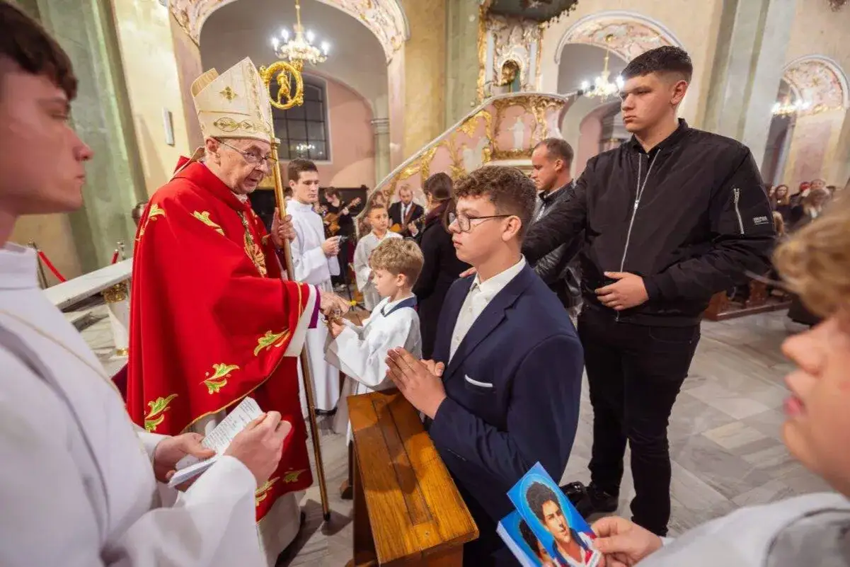 Biskup udziela sakramentu bierzmowania. Młodzi ludzie wybierają nietypowe imiona do bierzmowania, inspirując się świętymi.