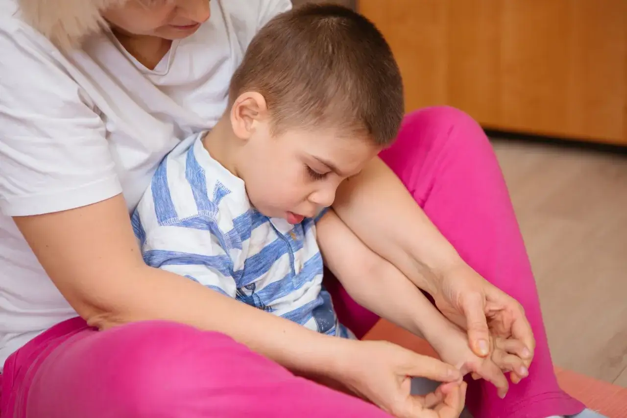 Opiekuńcze na dziecko niepełnosprawne: czułe objęcia i wsparcie w codziennych czynnościach.