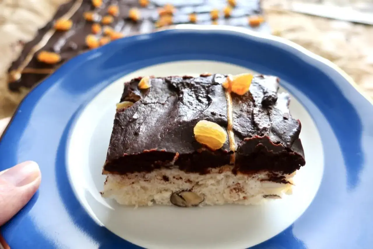 Pyszne ciasto drożdżowe rwane z polewą czekoladową i suszonymi morelami. Idealne na deser, gdy szukasz sprawdzonego przepisu.