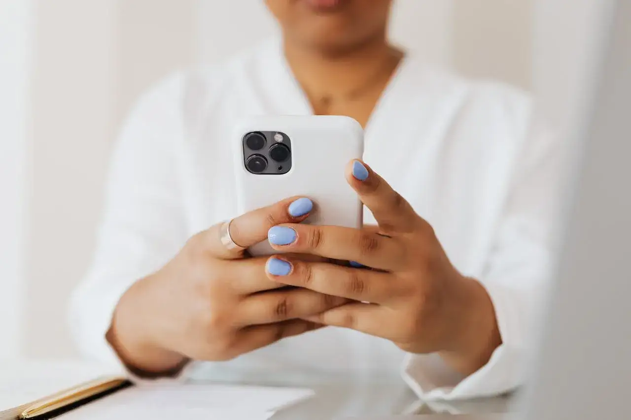 Person benutzt KVT App auf Smartphone, digitale Therapie
