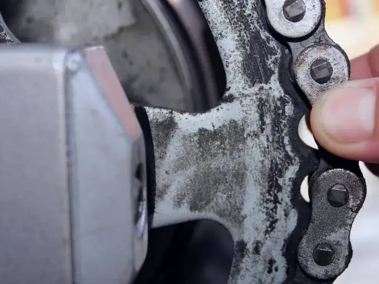 zużyty łańcuch motocyklowy test zębatki
