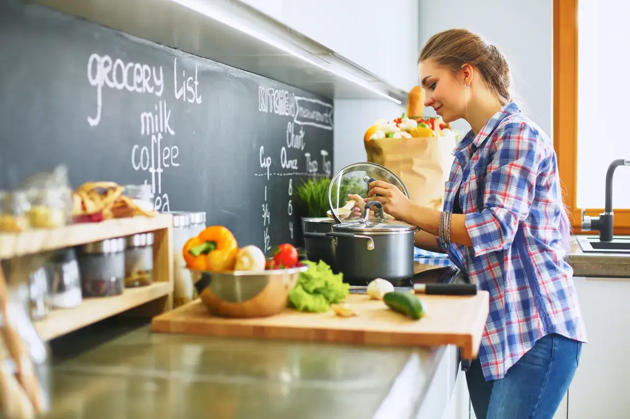 Osoba pr&oacute;bująca potrawy w trakcie gotowania