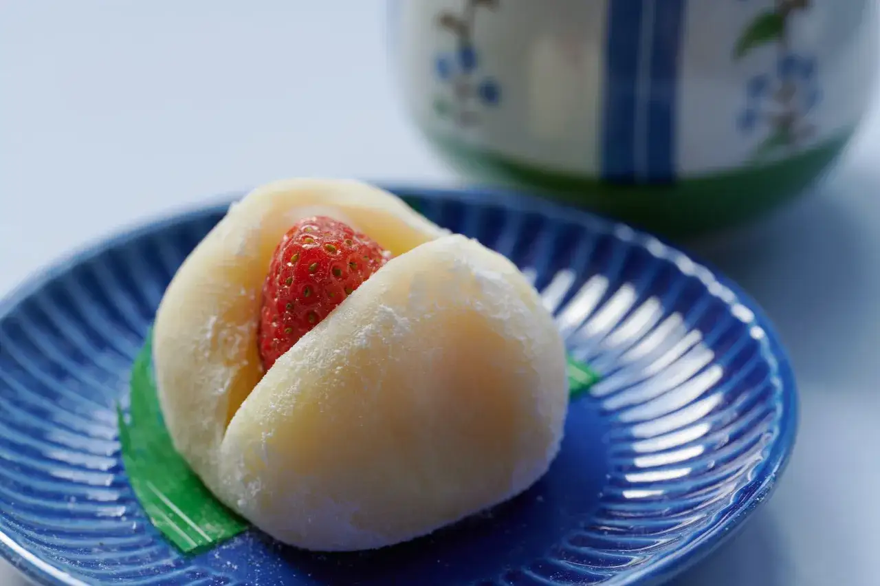 Pyszne mochi z truskawką w środku, idealne na deser. Ten przepis na mochi jest prosty i szybki.