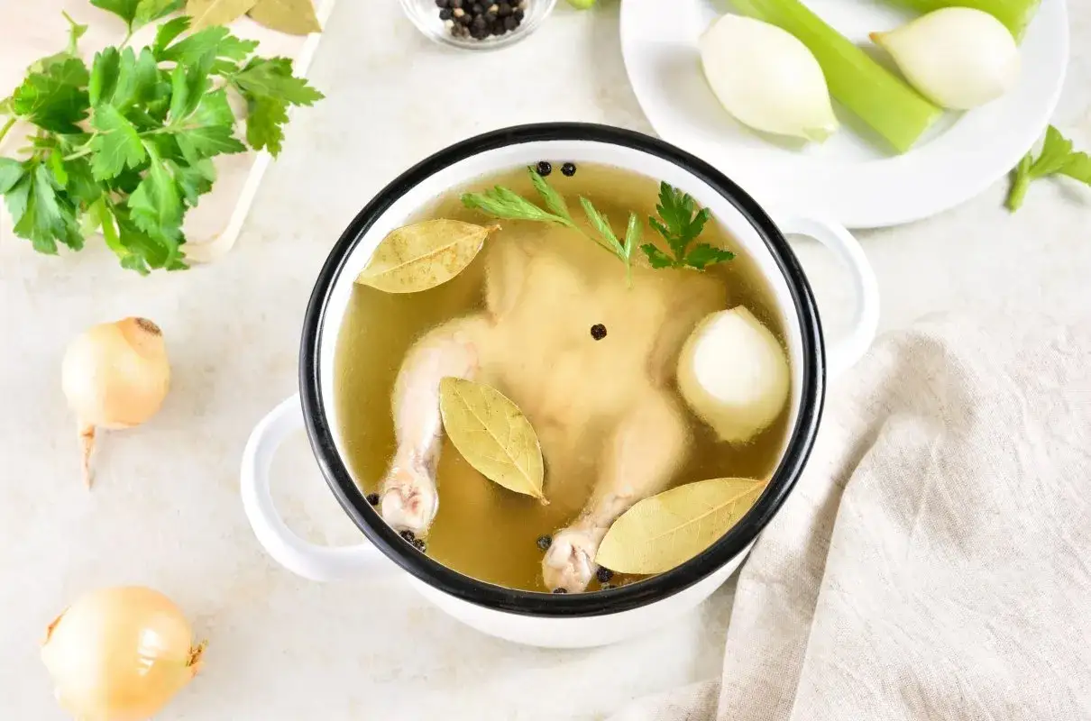 Co daje liść laurowy w zupie? W tym bulionie z kurczaka, liście laurowe, cebula i pieprz nadają głębi smaku.