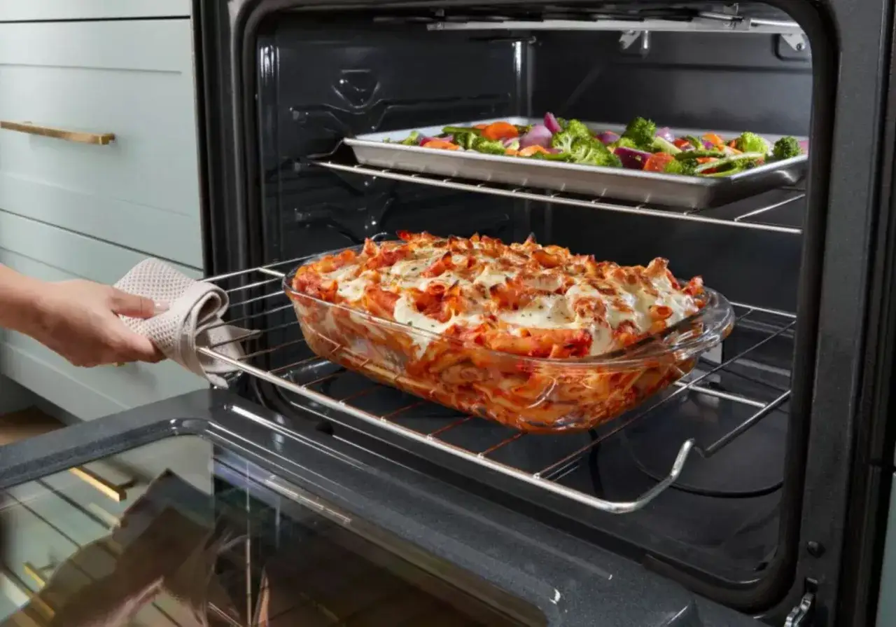Pyszny zapiekany makaron i warzywa pieczone jednocześnie. Takie równomierne pieczenie daje termoobieg.