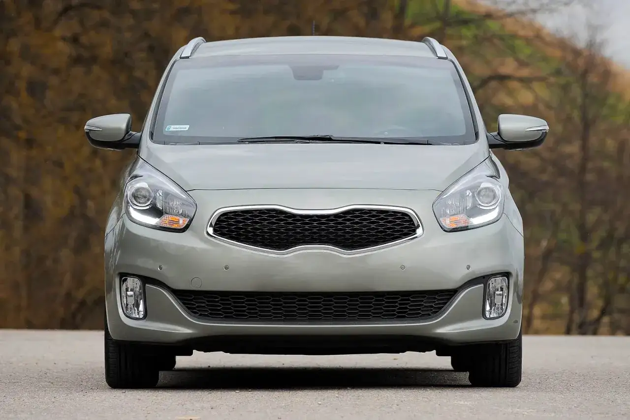 Kia Carens IV 2013-2019 widok z przodu