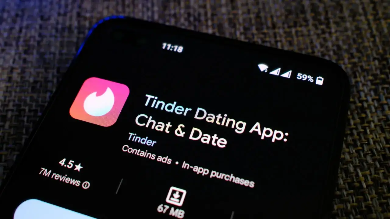 Ekran telefonu z aplikacją Tinder. Dowiedz się, tinder co to za portal randkowy, który pomaga w poznawaniu nowych ludzi.