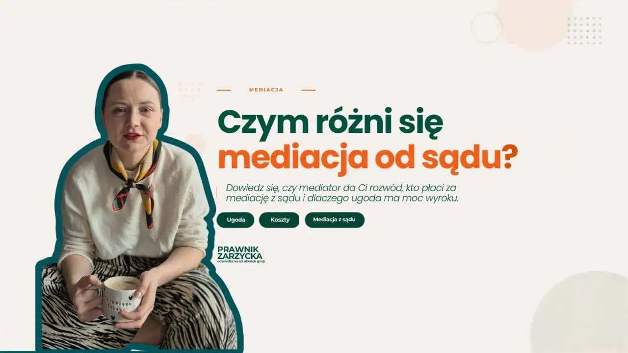 Kobieta z kubkiem kawy wyjaśnia, na czym polega mediacja i czym r&oacute;żni się od postępowania sądowego.