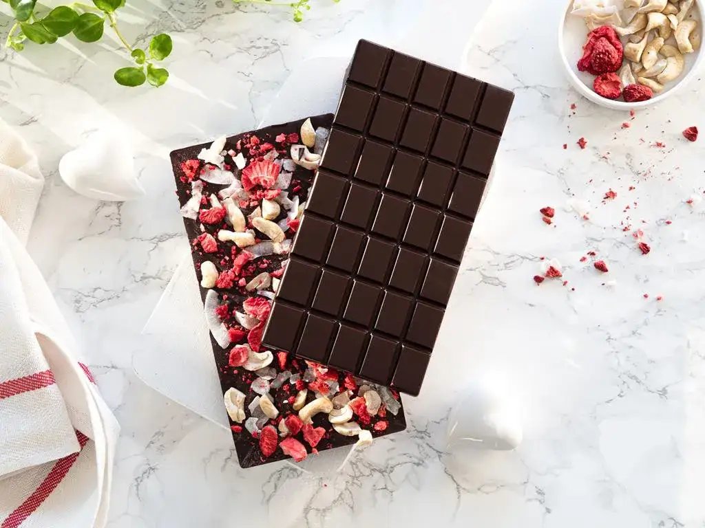 wegańska czekolada z dodatkami, czekolada z orzechami i owocami liofilizowanymi