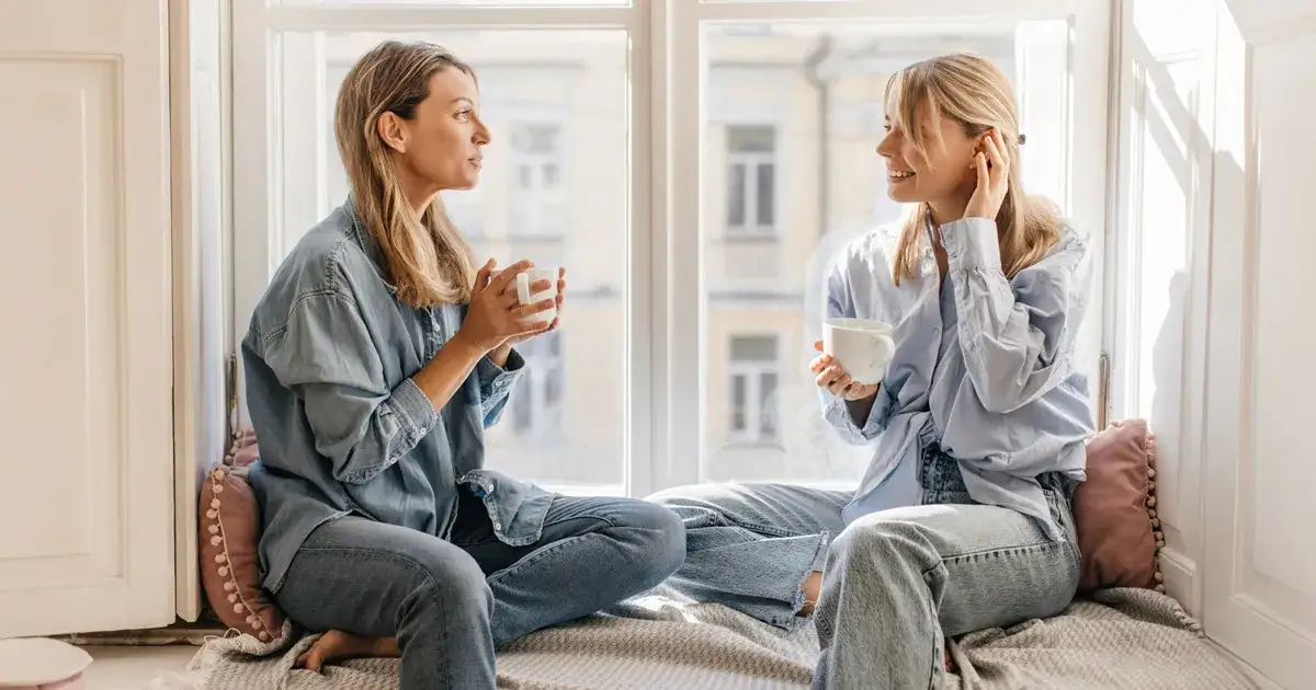 dwie osoby prowadzące głęboką rozmowę