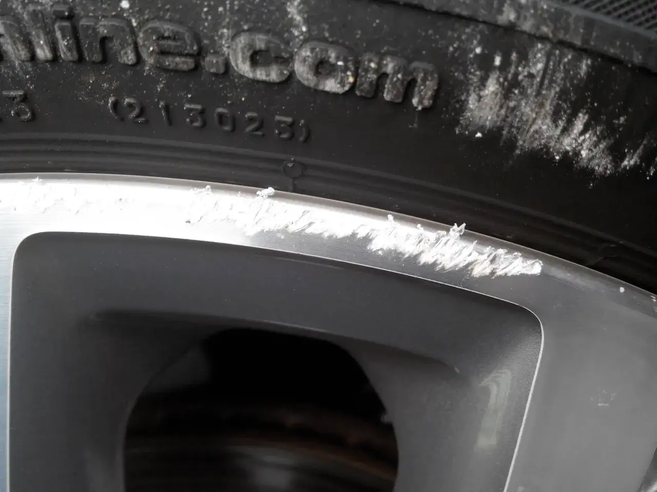 Otarcia na feldze po kontakcie z krawężnikiem. Widoczne ślady i uszkodzenia, kt&oacute;re wymagają naprawy.