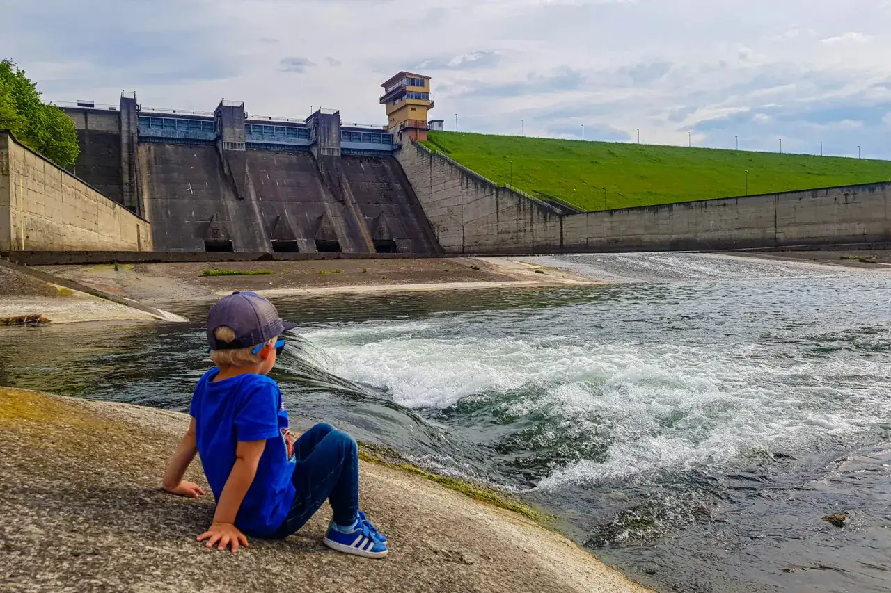 Rodzina zwiedzająca Dobczyce z dziećmi