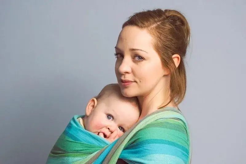 rodzic pociesza płaczące dziecko