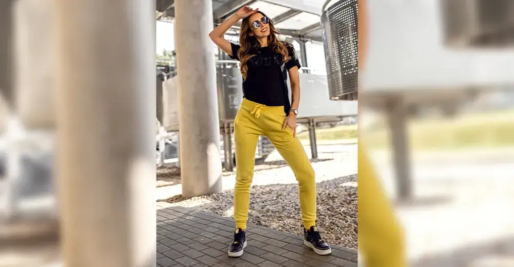 Stylizacje z żółtymi spodniami klasyczne połączenia